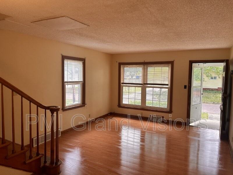 1512 Oklahoma Ave - Photo 3 of 26