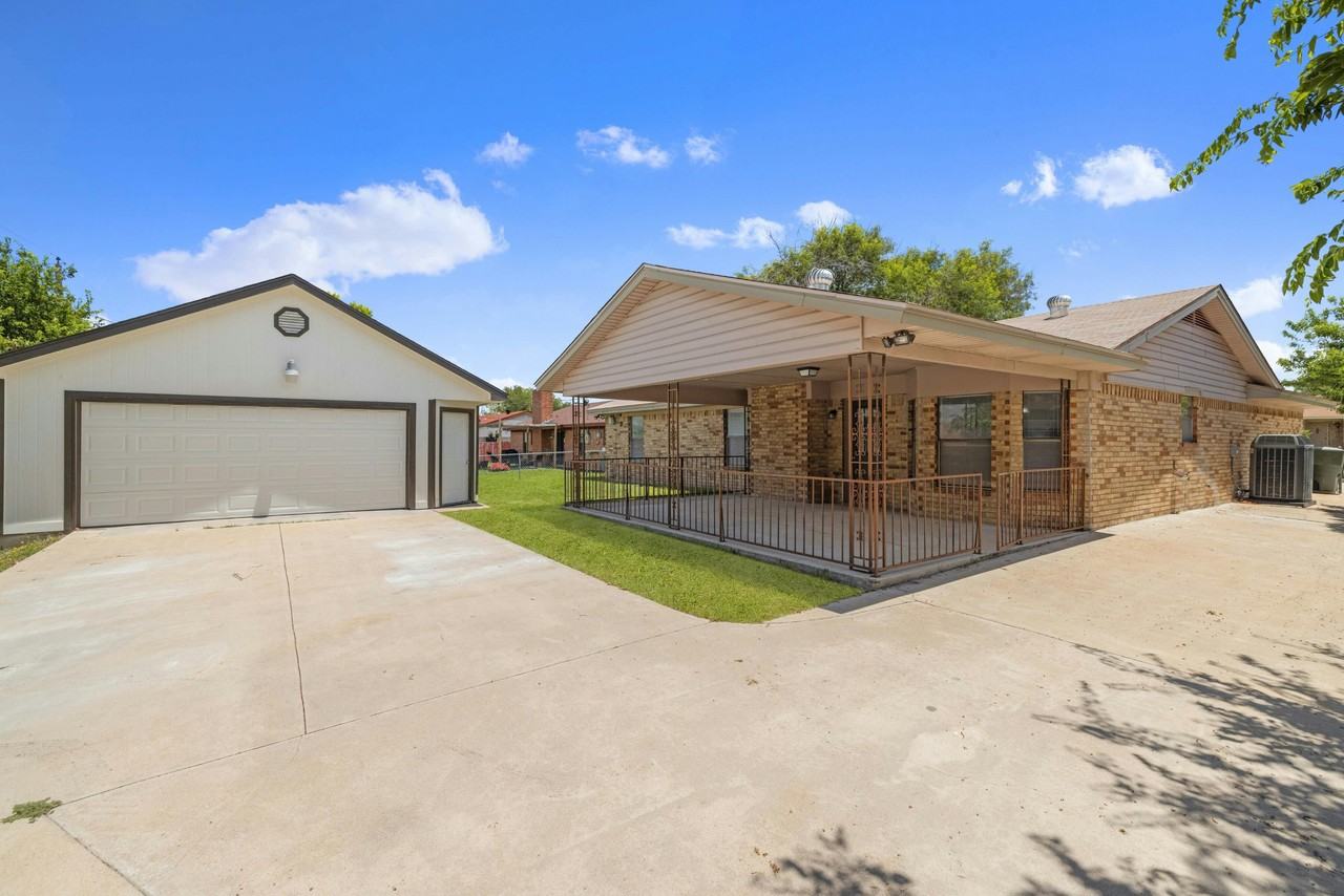 2205 Lamplight Dr - Photo 2 of 27