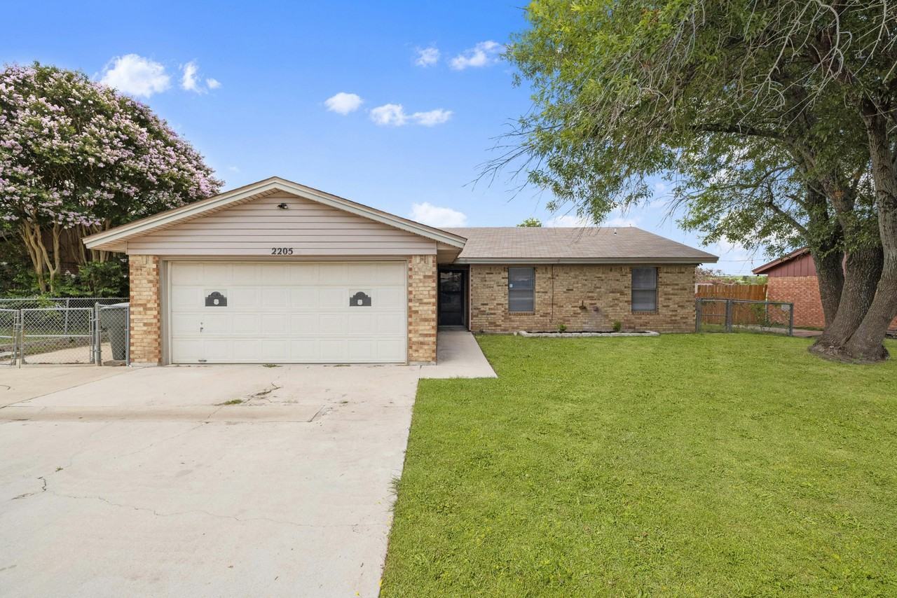 2205 Lamplight Dr - Photo 3 of 27