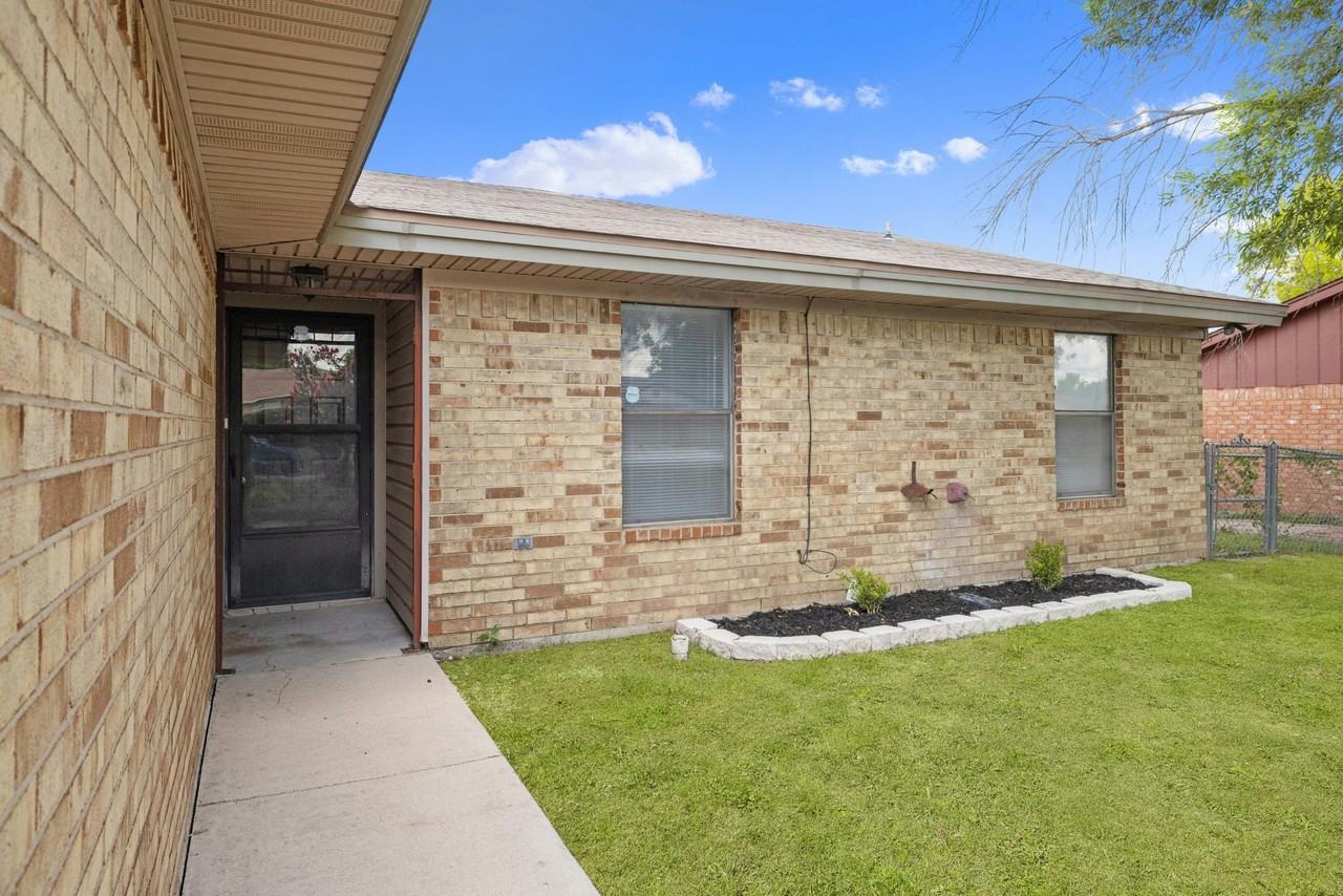 2205 Lamplight Dr - Photo 4 of 27