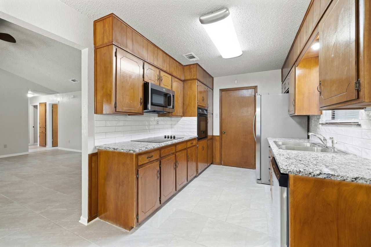 2205 Lamplight Dr - Photo 5 of 27