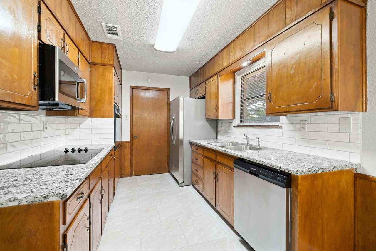 2205 Lamplight Dr - Photo 6 of 27