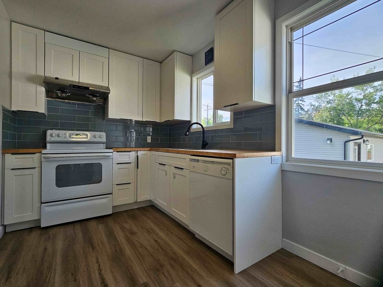 7672 89 Ave Nw - Photo 2 of 21