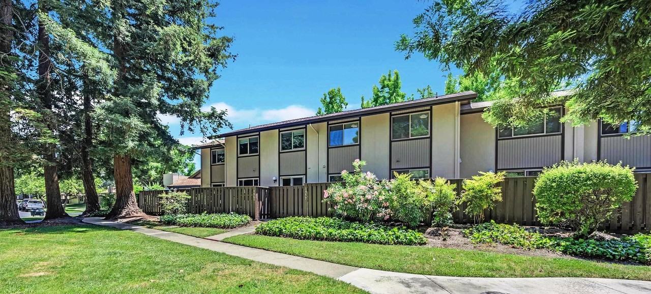 1957 Countrywood Ct #1957 - Photo 2 of 24