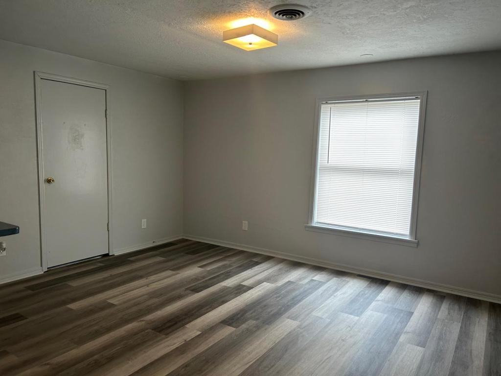 2104 Nw Denver Ave - Photo 2 of 11