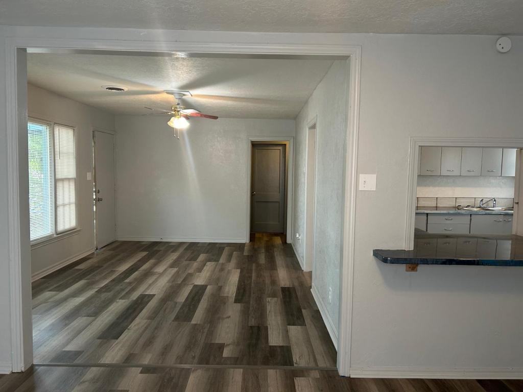 2104 Nw Denver Ave - Photo 4 of 11
