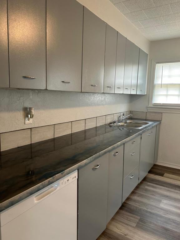 2104 Nw Denver Ave - Photo 5 of 11