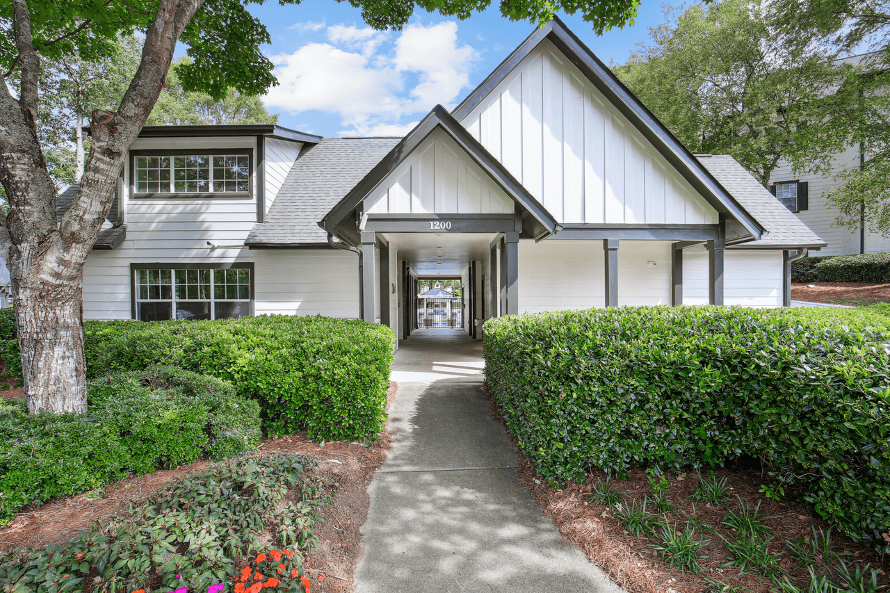 Apartments Near Roswell Grande Oaks at Old Roswell Apartment Homes for Roswell Students in Roswell, GA