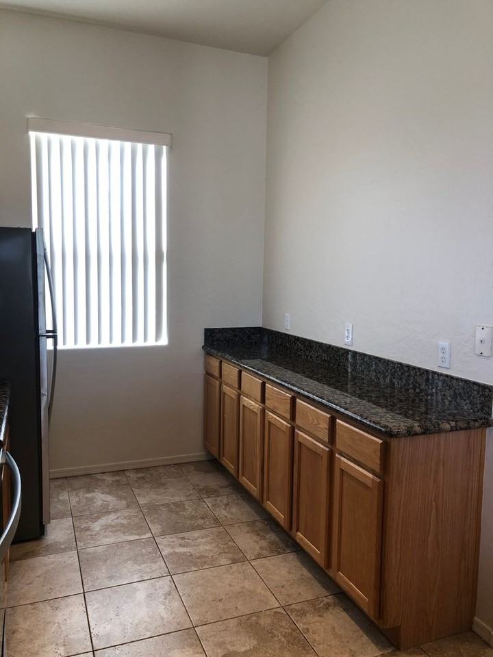 5301 N Bremont Way - Photo 7 of 28