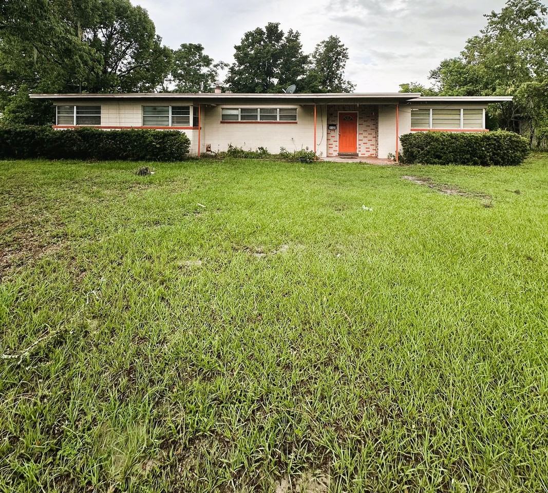 1130 Glynlea Rd - Photo 2 of 16
