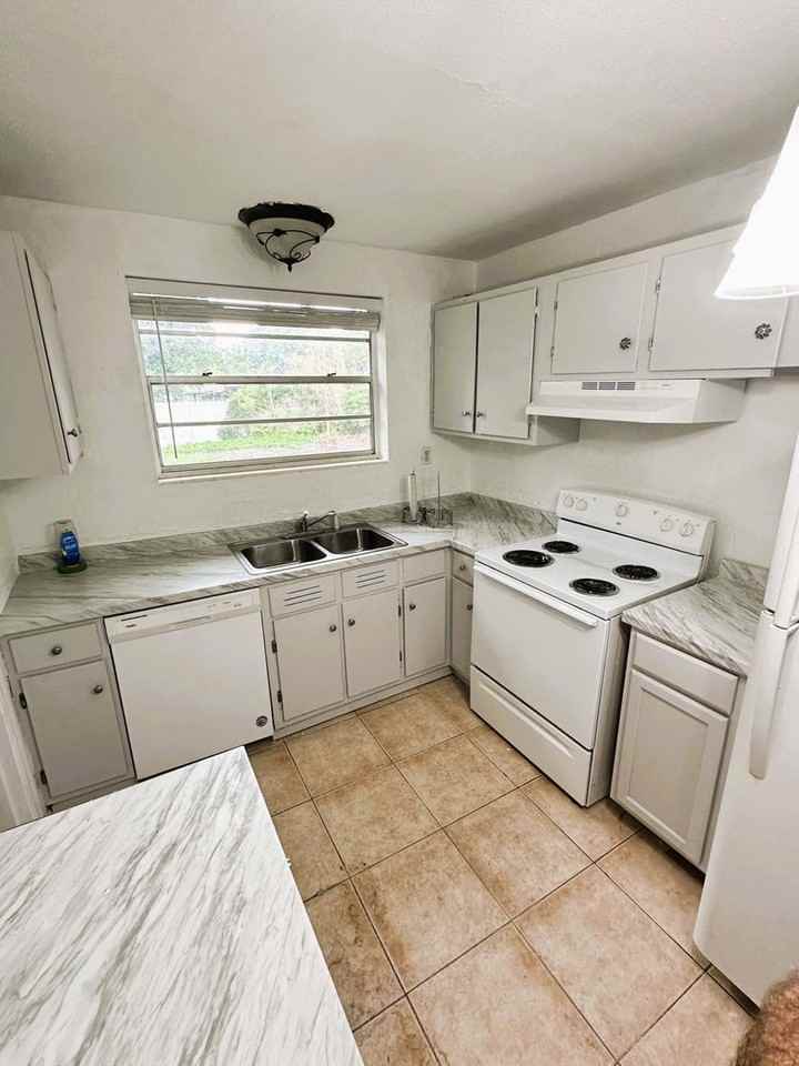 1130 Glynlea Rd - Photo 3 of 16