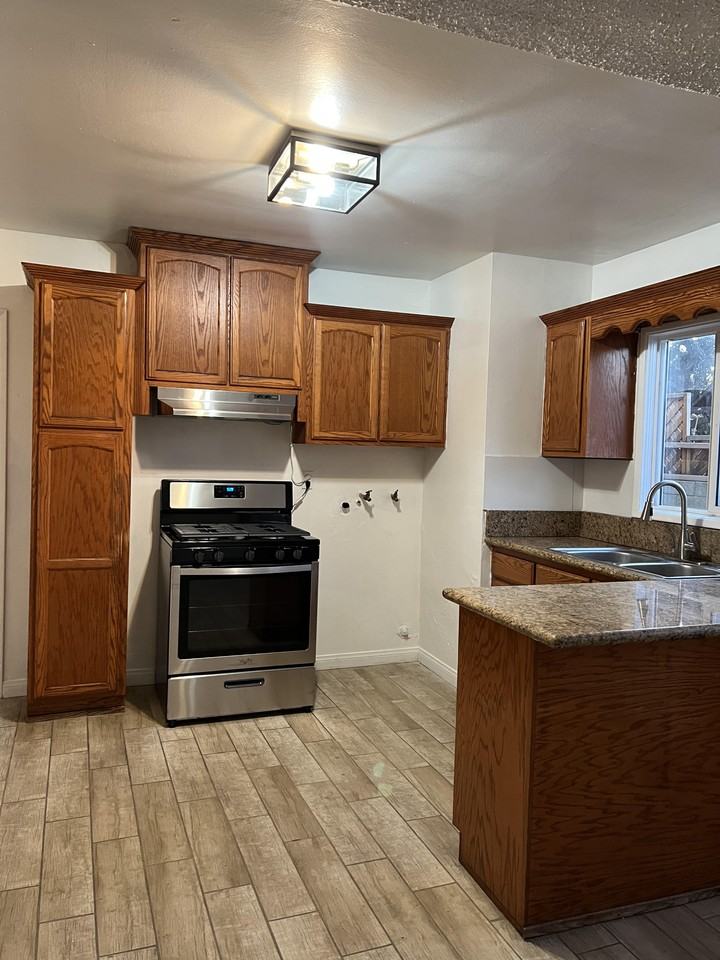 2770 1/2 Glenwood Pl #NA - Photo 3 of 8
