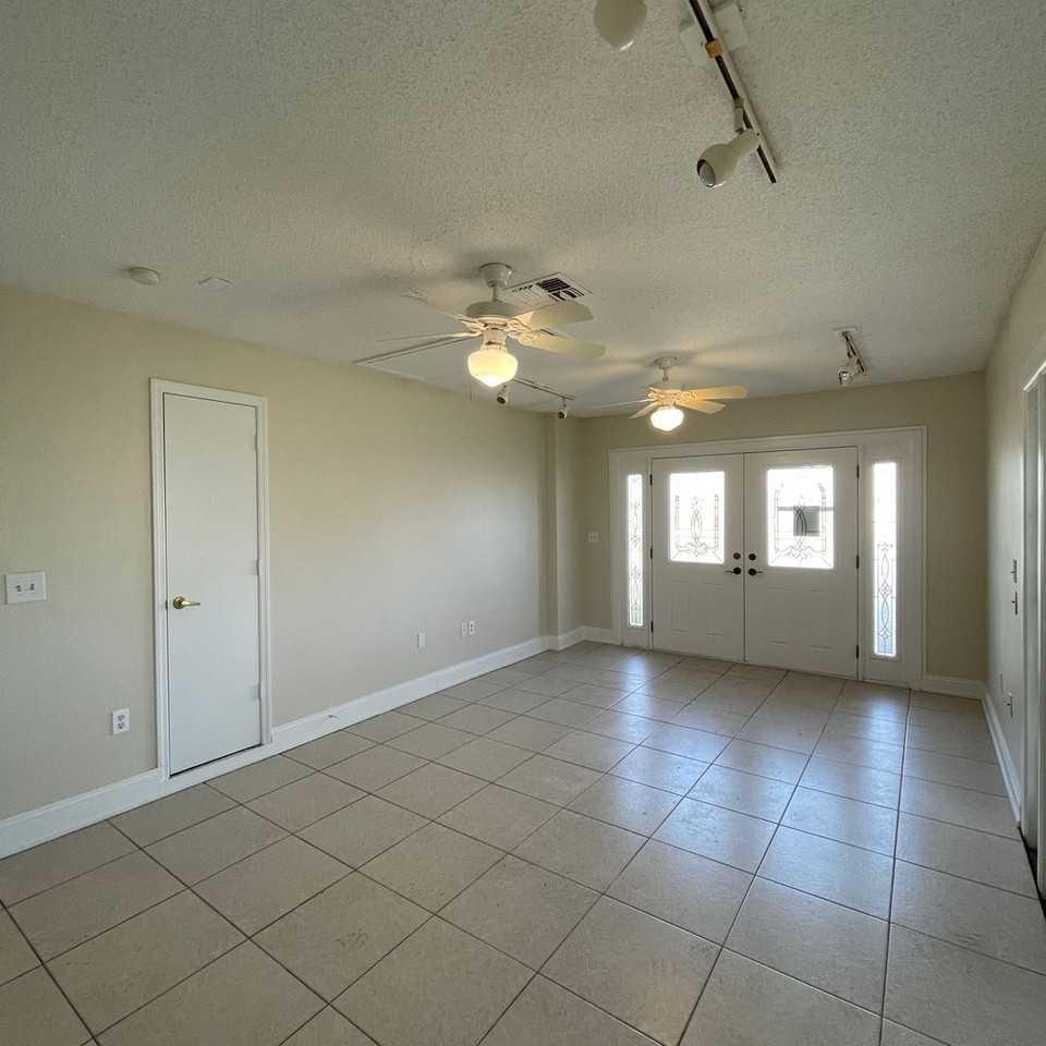 504 Lake Dexter Blvd - Photo 2 of 30