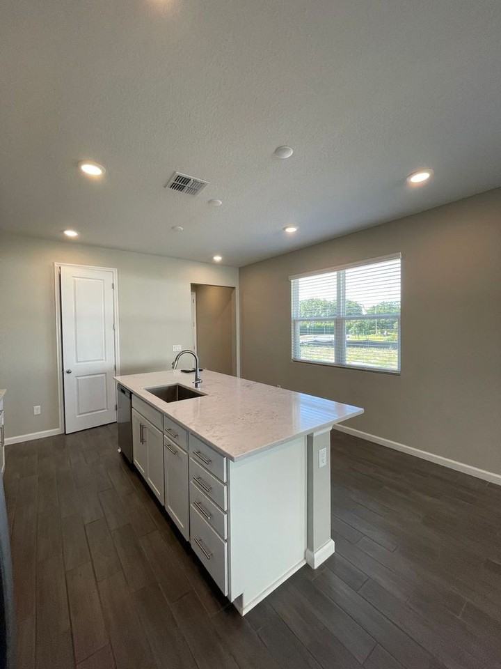 824 Blue Creek Dr - Photo 4 of 32