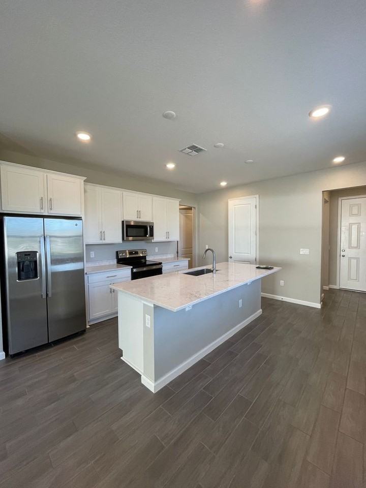824 Blue Creek Dr - Photo 5 of 32