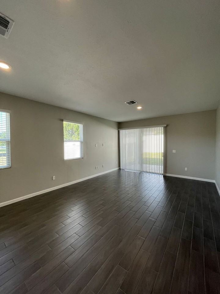 824 Blue Creek Dr - Photo 7 of 32