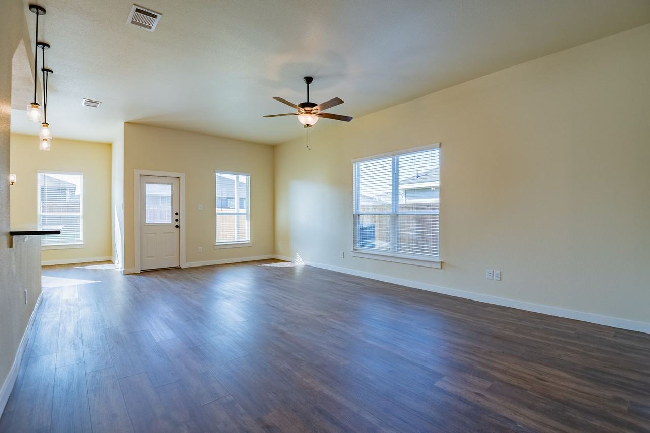 732 Blackland Dr - Photo 2 of 21