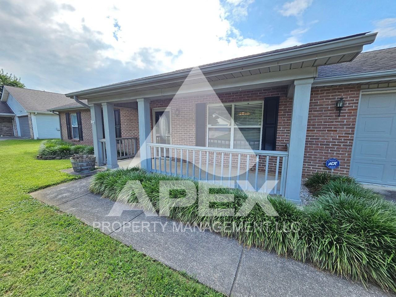 2528 Cinema Dr - Photo 4 of 26