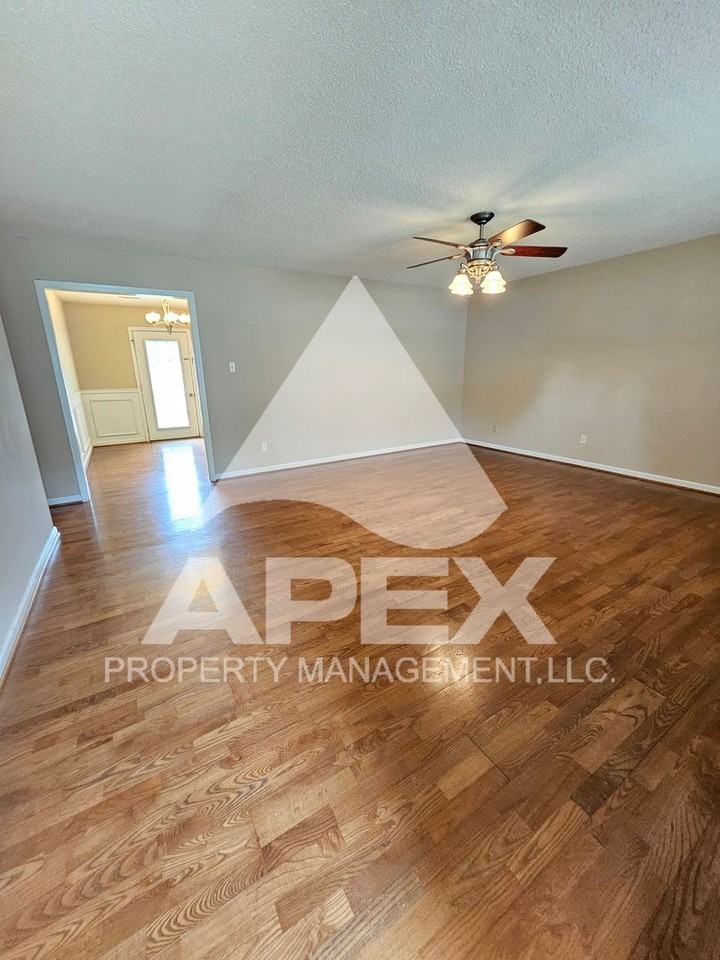 2528 Cinema Dr - Photo 5 of 26