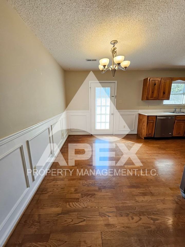 2528 Cinema Dr - Photo 7 of 26