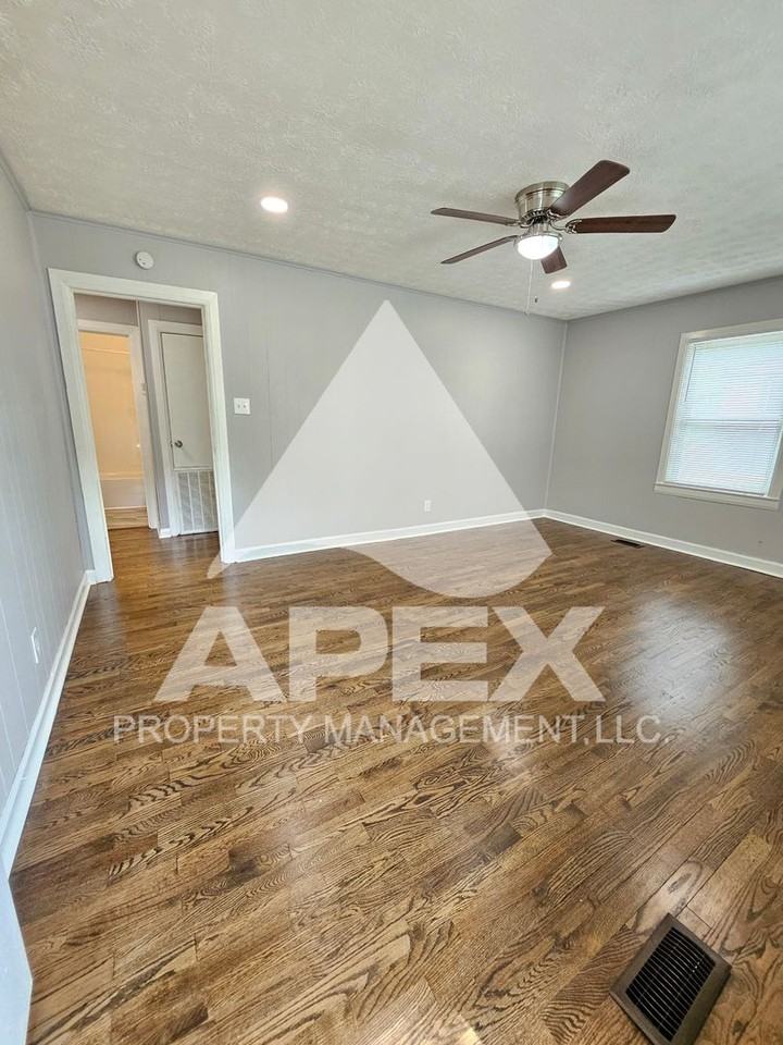 841 Forsythe St - Photo 4 of 20