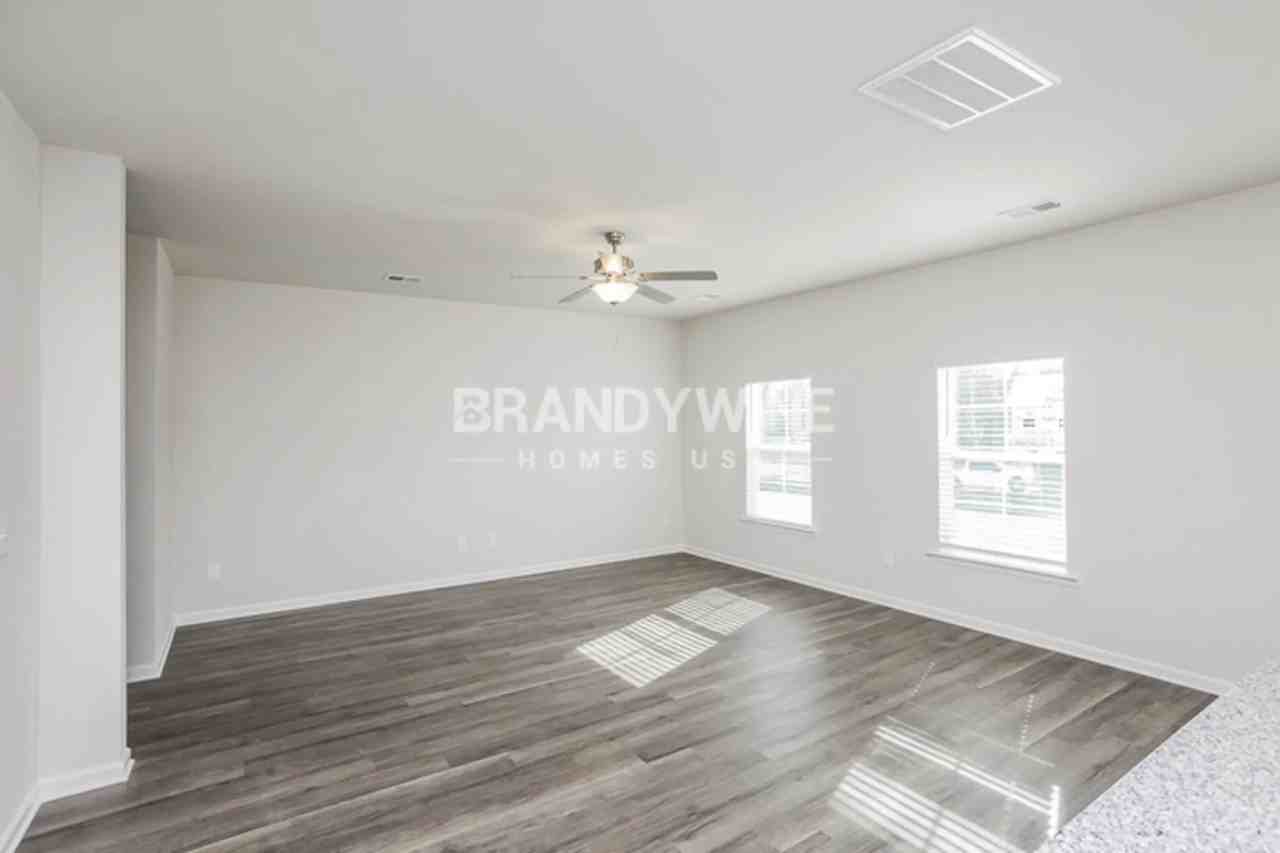 195 Abbots Glen Rd - Photo 2 of 19