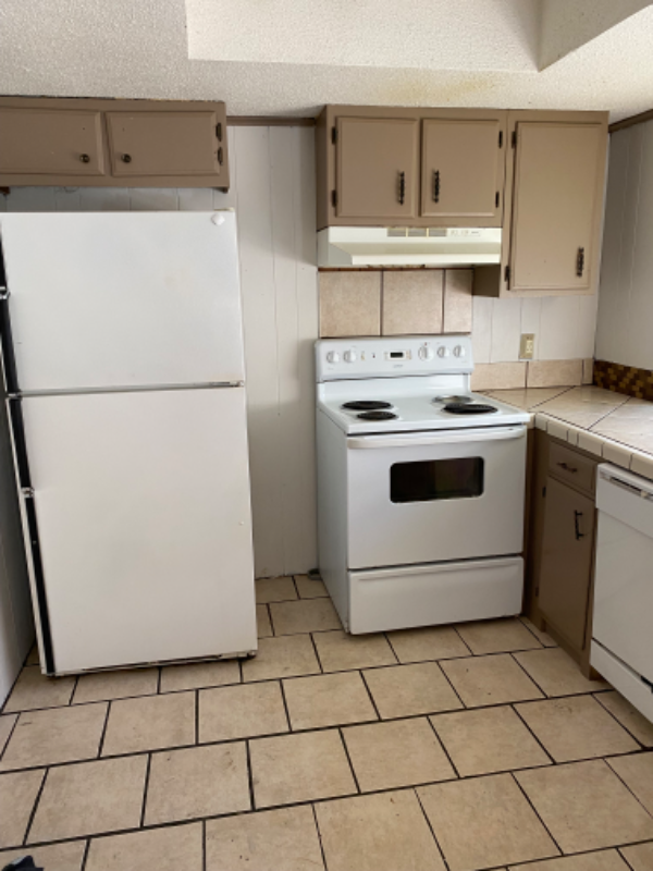 805 Lakeside Dr - Photo 3 of 5