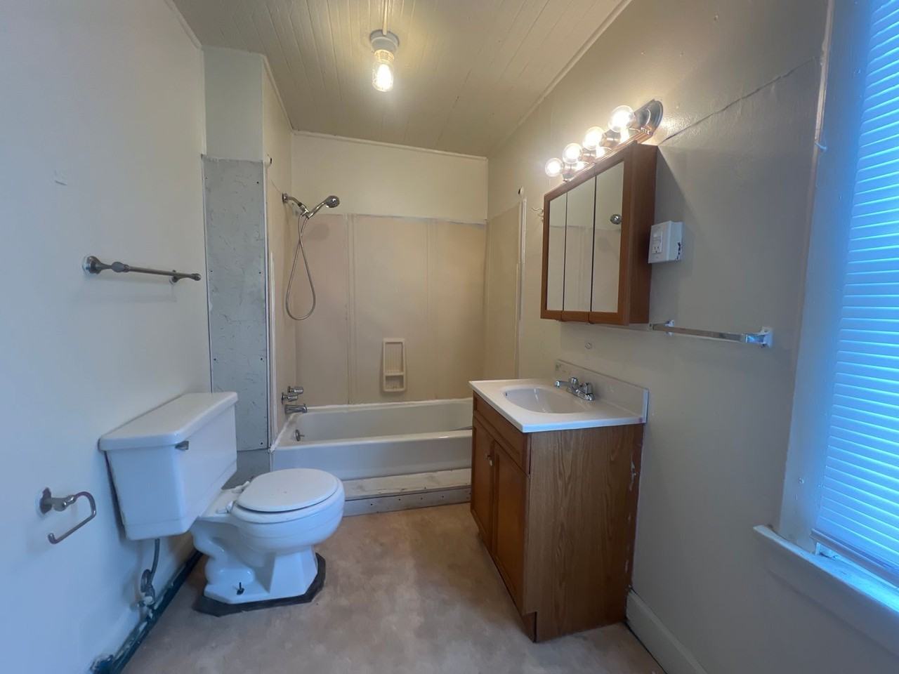 233-235 Grant Avenue - Photo 7 of 17