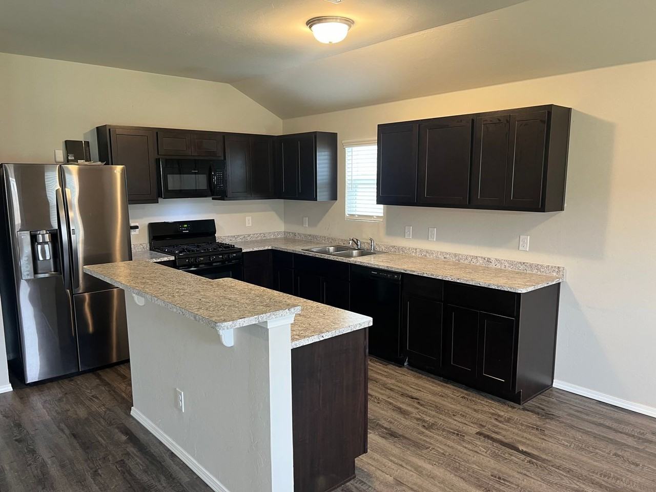 1419 Onyx St - Photo 2 of 14