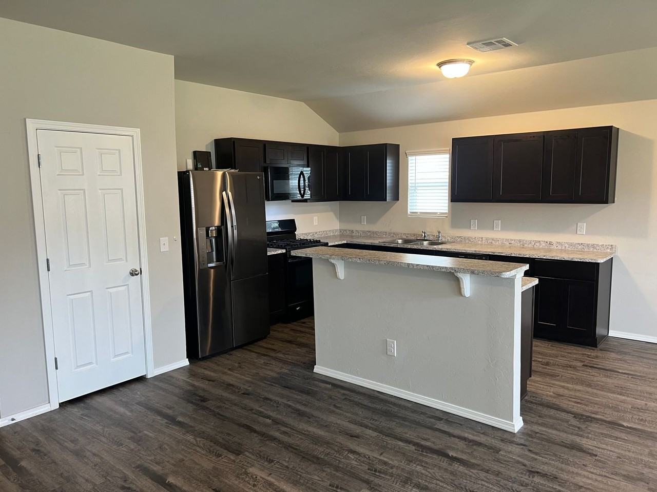 1419 Onyx St - Photo 3 of 14