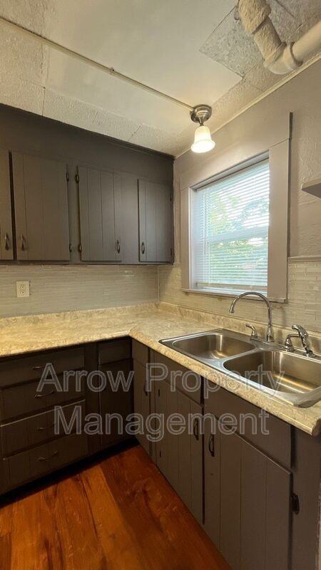 1215 Peach St #6 - Photo 4 of 14