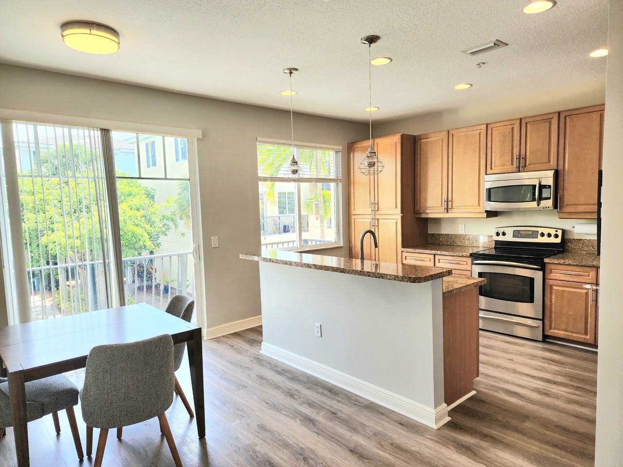 583 Nw 35th Pl #NA - Photo 5 of 26