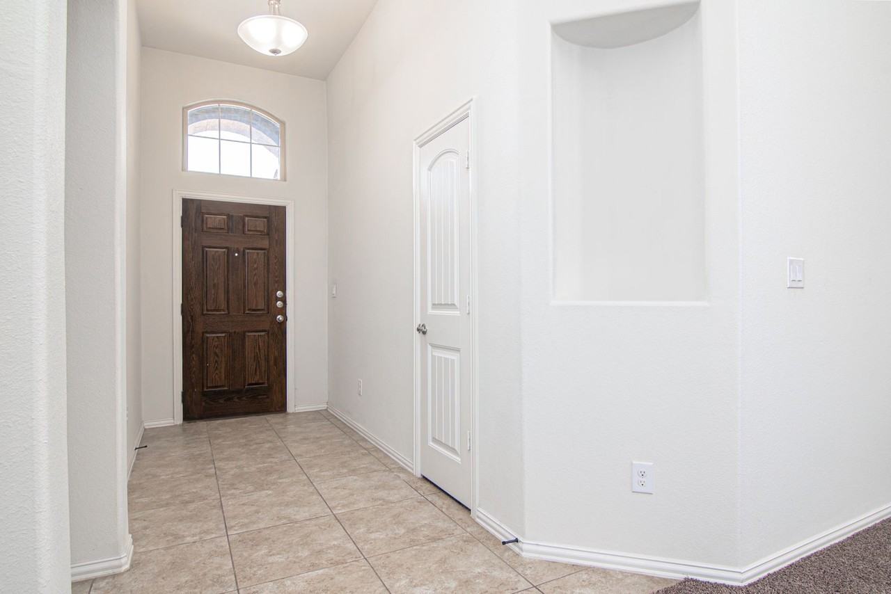 2312 Sky View Rd - Photo 3 of 26