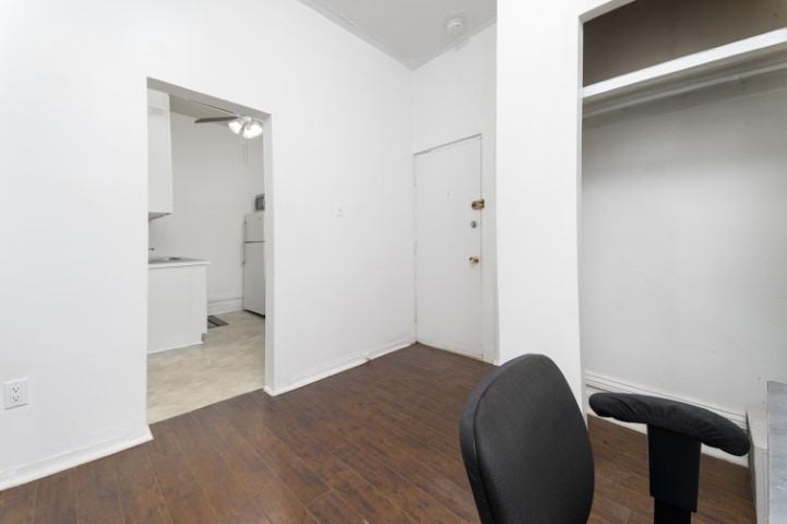 430 Lyon St N #2 - Photo 3 of 18