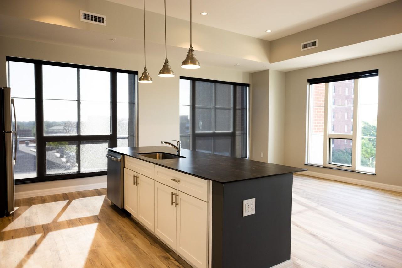 5 West - Photo 2 of 10