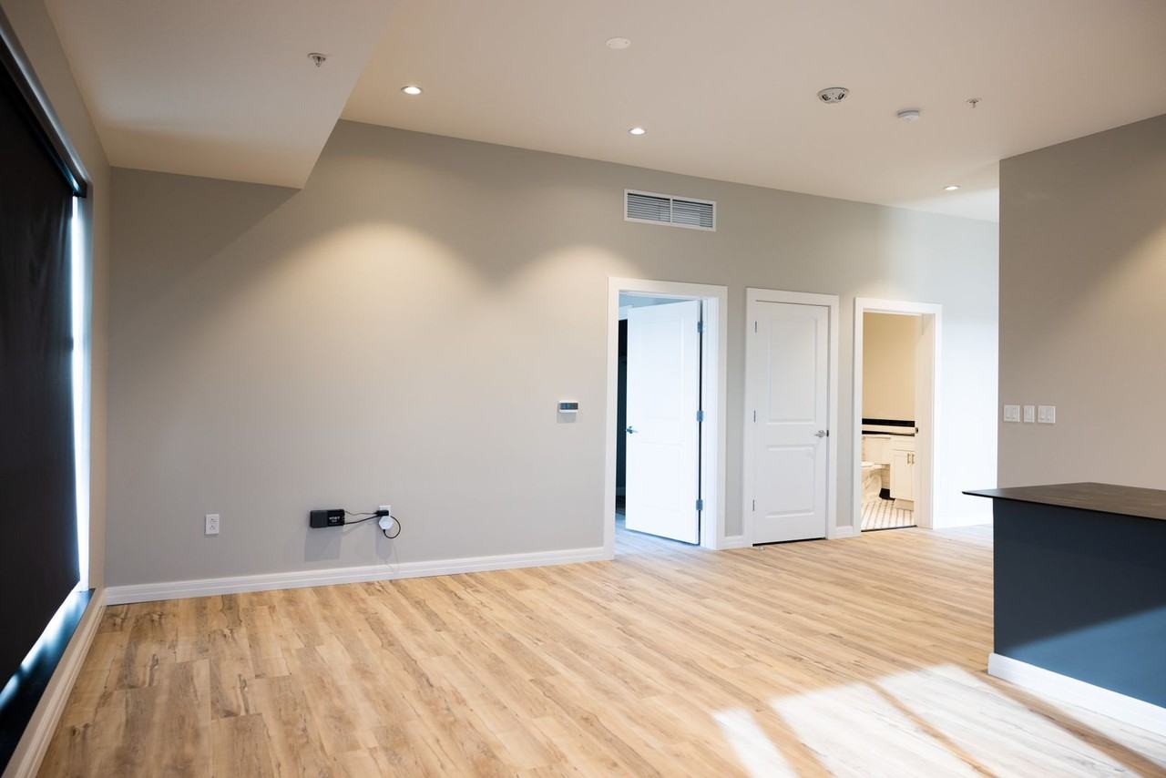 5 West - Photo 4 of 10