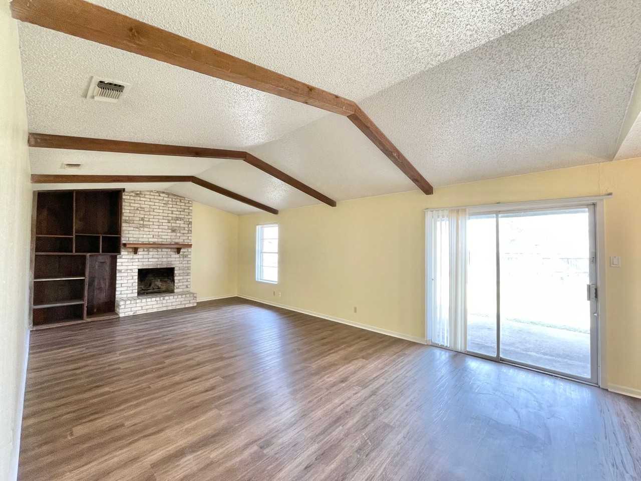 1307 Circletree Loop - Photo 2 of 20