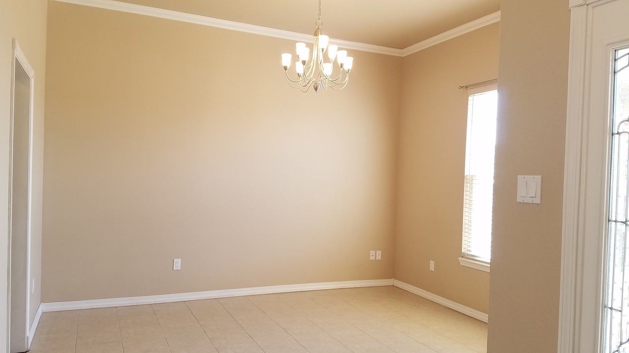 2112 Jadyn Ln - Photo 3 of 30