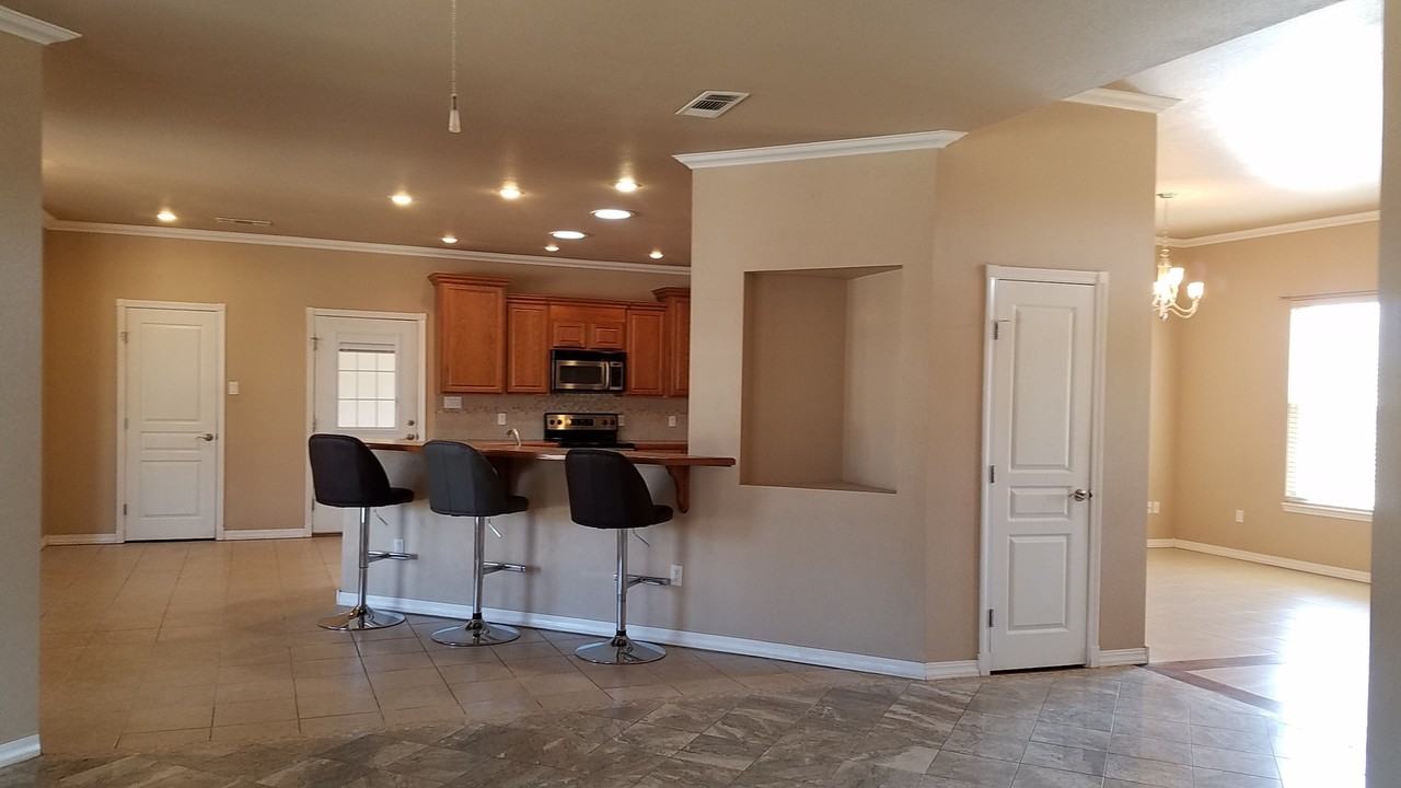 2112 Jadyn Ln - Photo 5 of 30