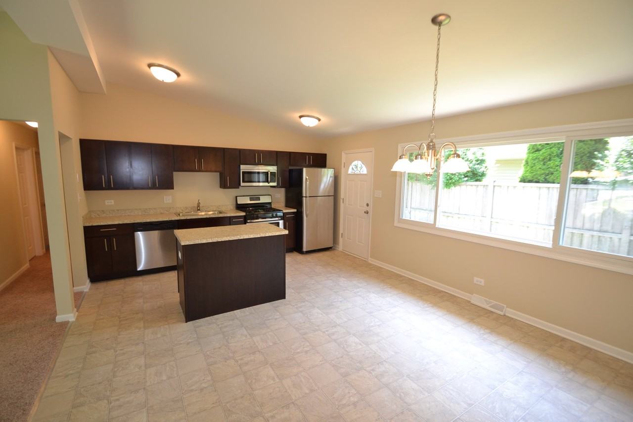 3905 Bluebird Ln - Photo 3 of 12