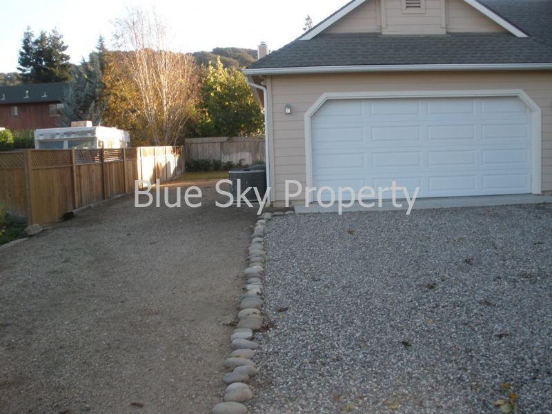 560 Shaw St - Photo 2 of 10