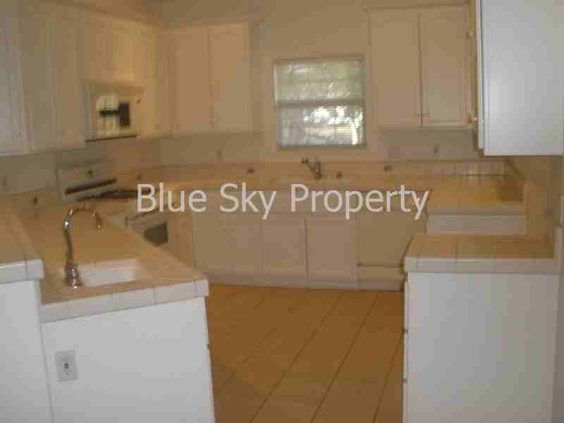 560 Shaw St - Photo 3 of 10