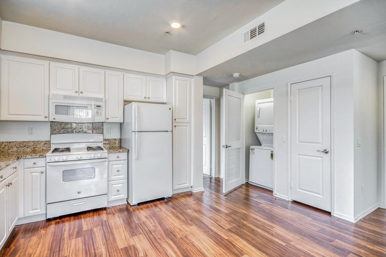 807 West - Photo 2 of 10