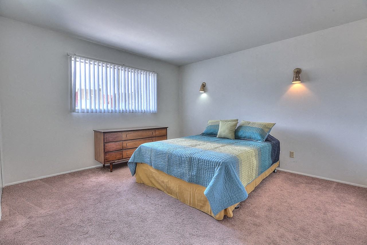 Graceland Plaza Apartments - Photo 3 of 12