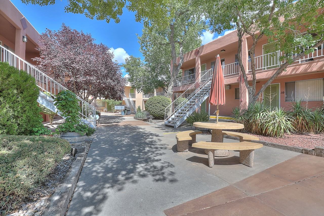 Graceland Plaza Apartments - Photo 5 of 12