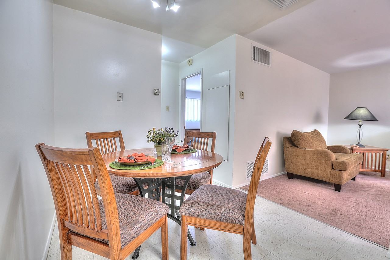 Graceland Plaza Apartments - Photo 6 of 12