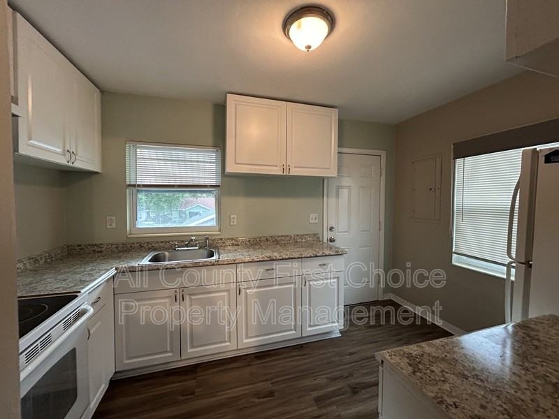 938 11th St N - Photo 4 of 14