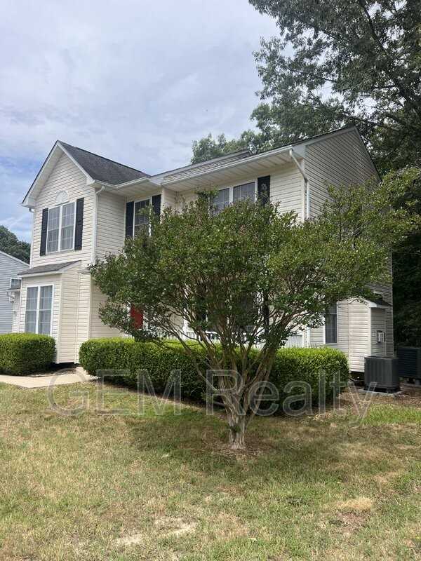 3211 Lancaster Ring Rd - Photo 3 of 33