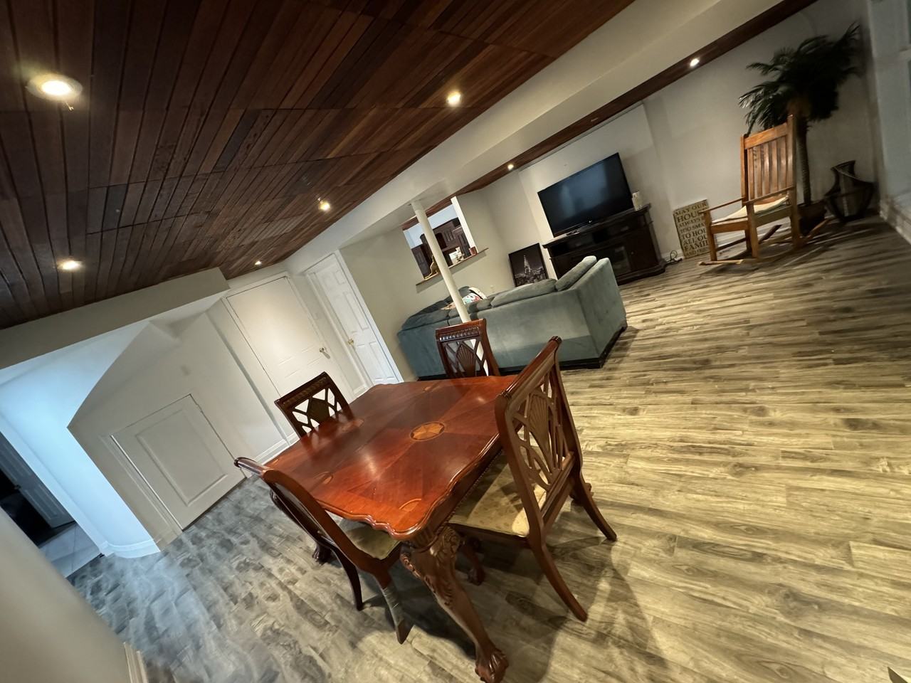 2327 strathmore cres - Photo 2 of 7