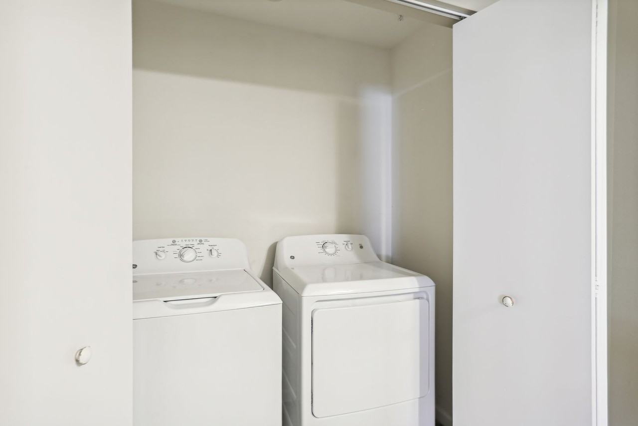 Eastland Building B - Photo 2 of 23